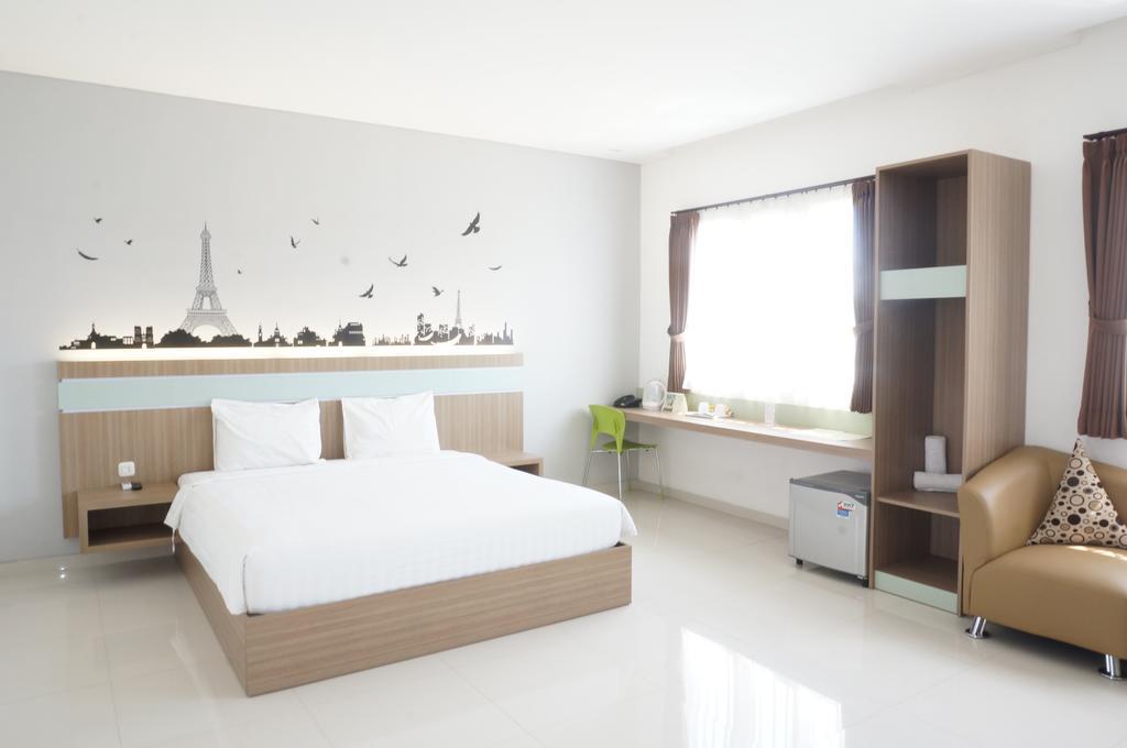 Rumah Cassa Guest House Surabaya Exterior photo